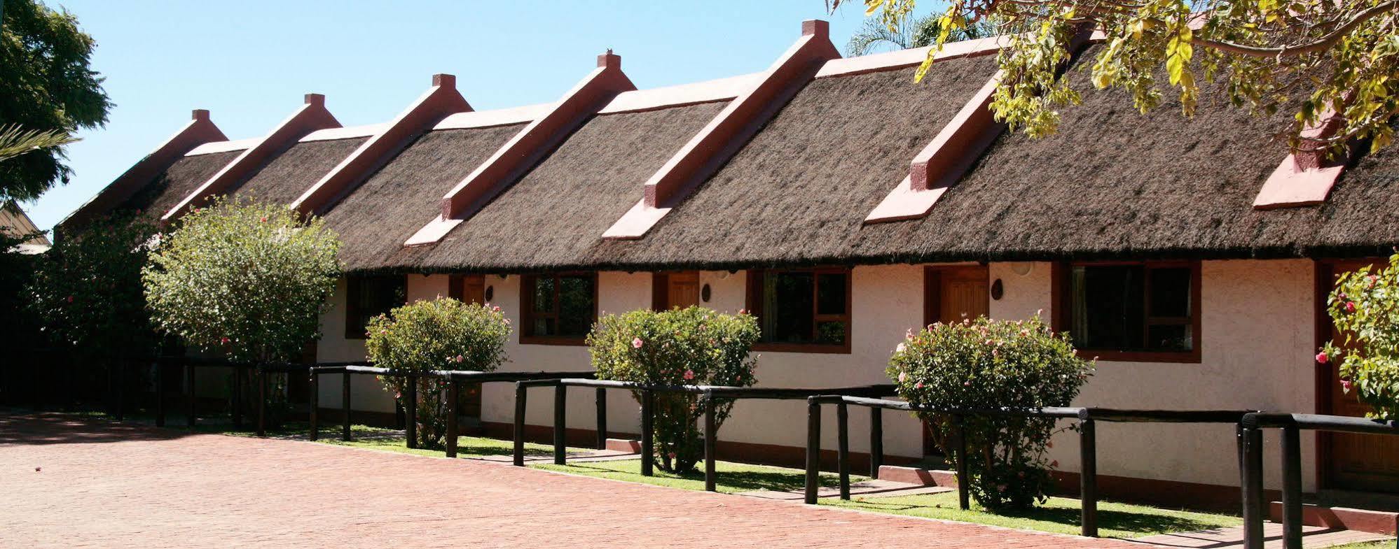 Cest Si Bon Hotel Otjiwarongo Exterior foto