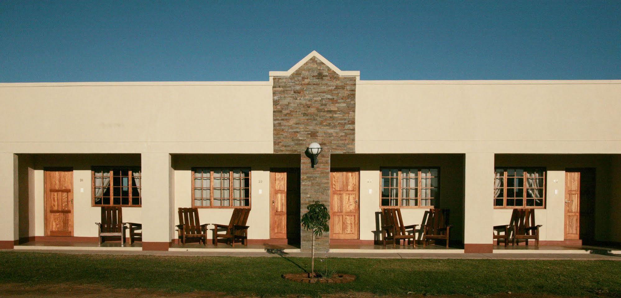 Cest Si Bon Hotel Otjiwarongo Exterior foto